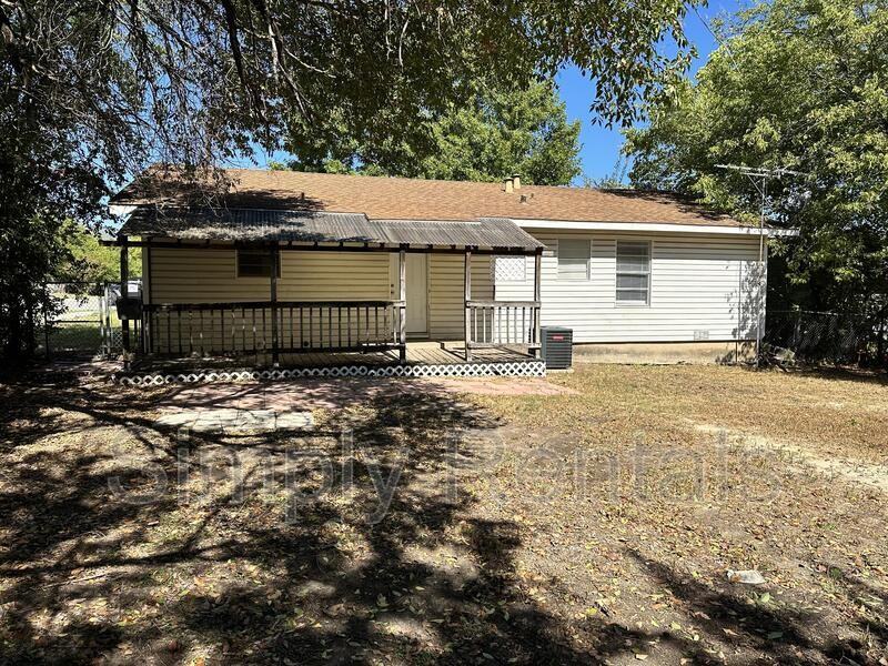 3211 Poplar St - Photo 4 of 27