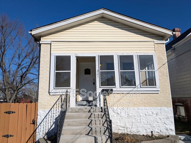 227 Dover St - Photo 2 of 16