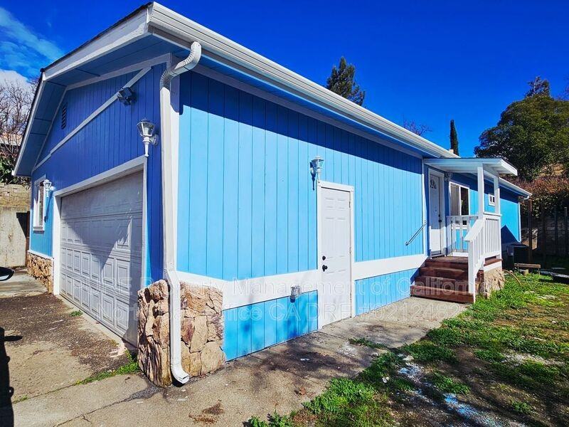 937 N Oak St - Photo 2 of 19