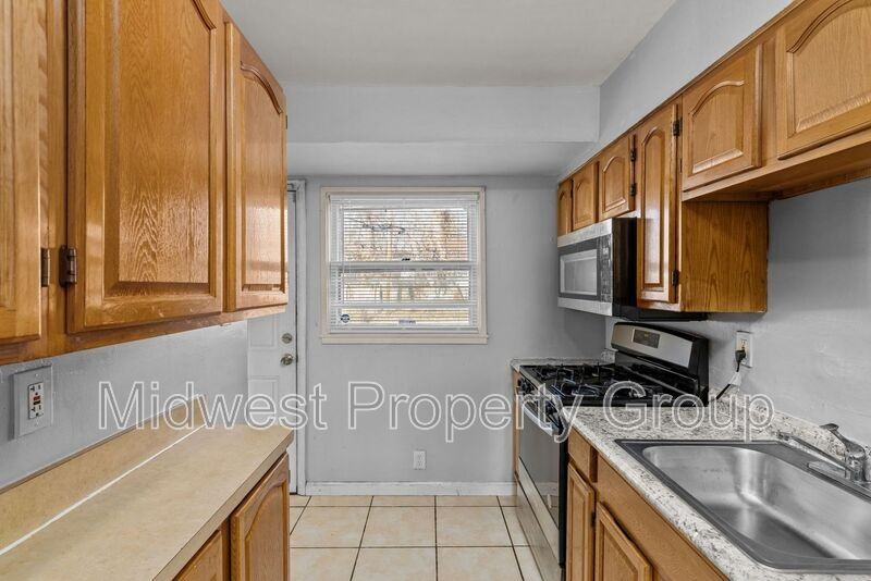 405 Cameron Rd - Photo 7 of 37