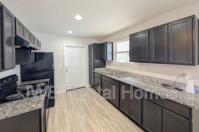 1538 W 7th St - Photo 4 of 18