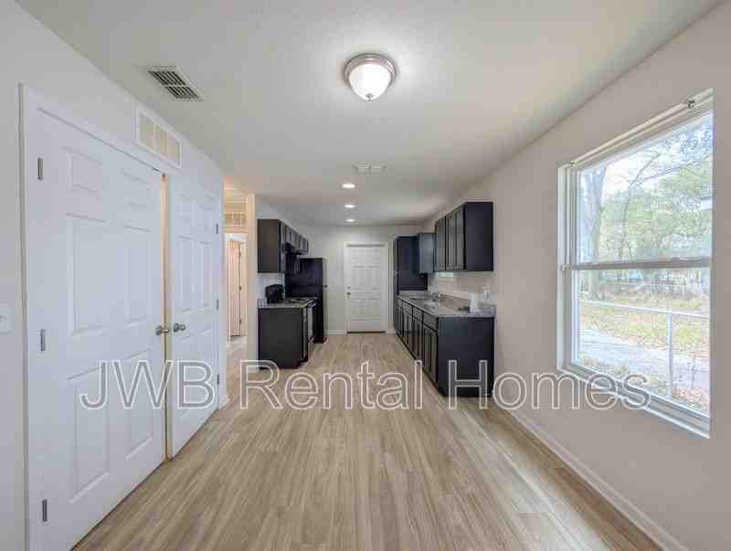 1538 W 7th St - Photo 5 of 18