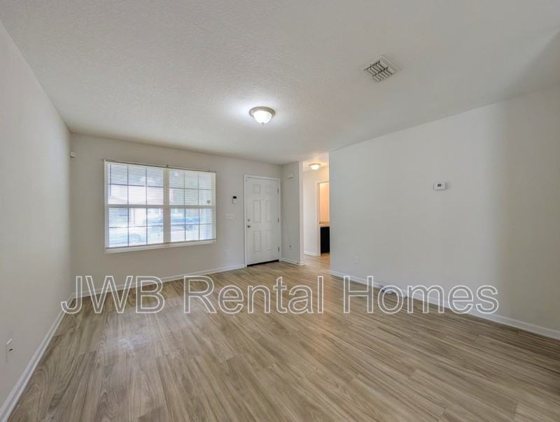 1538 W 7th St - Photo 6 of 18