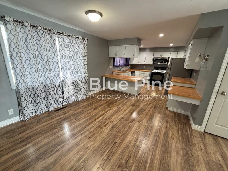 320 W 1st S - Photo 2 of 23