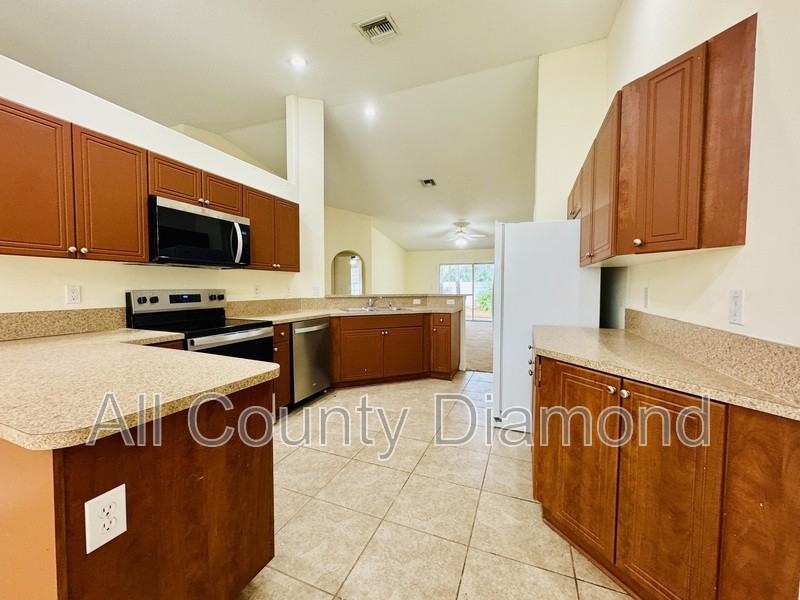 409 Bainbridge St - Photo 2 of 28