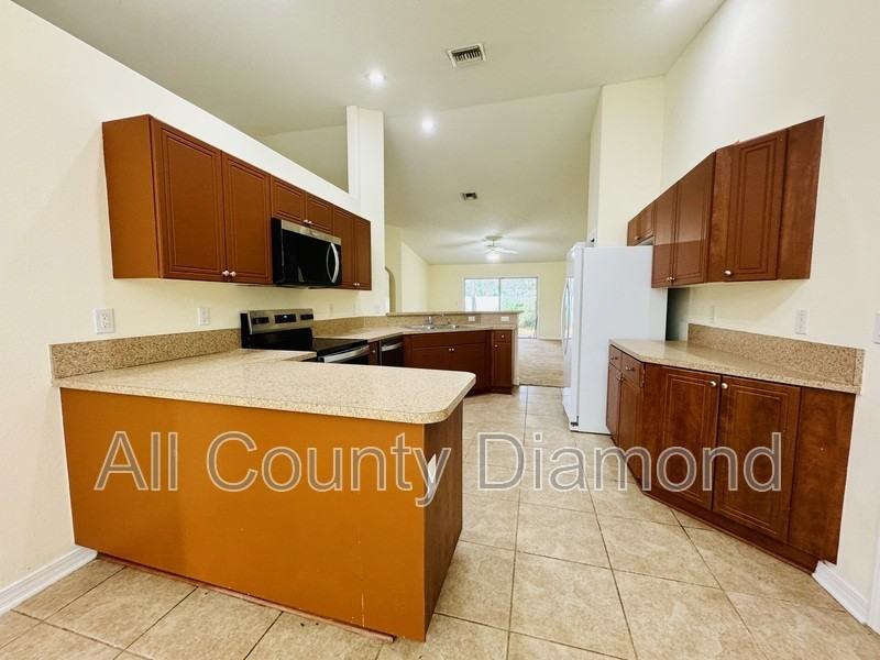 409 Bainbridge St - Photo 3 of 28