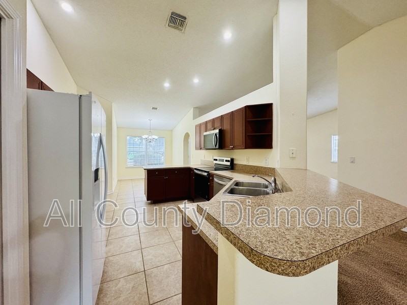 409 Bainbridge St - Photo 4 of 28