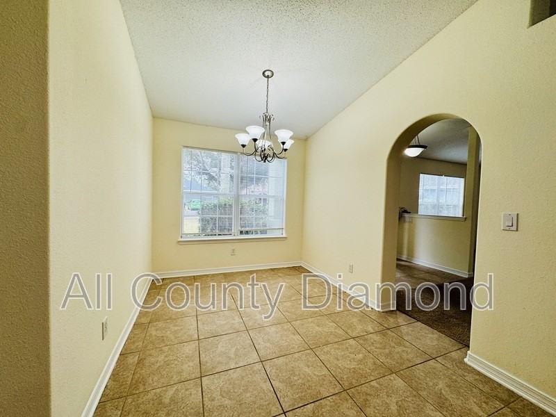 409 Bainbridge St - Photo 5 of 28