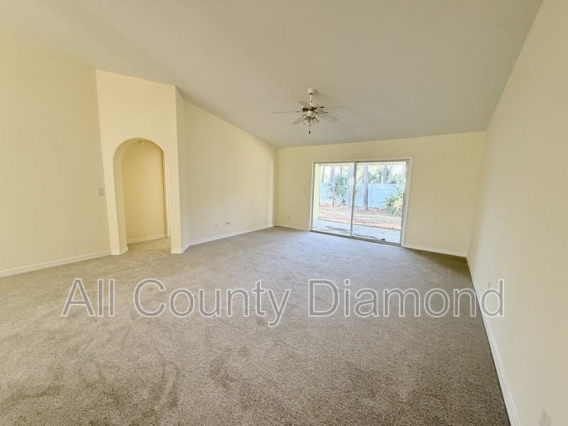 409 Bainbridge St - Photo 7 of 28