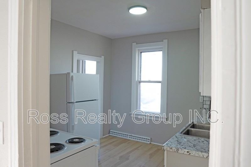 1148 Earl St - Photo 2 of 11