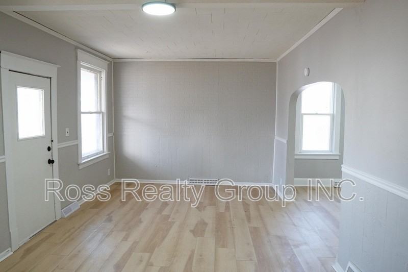 1148 Earl St - Photo 3 of 11