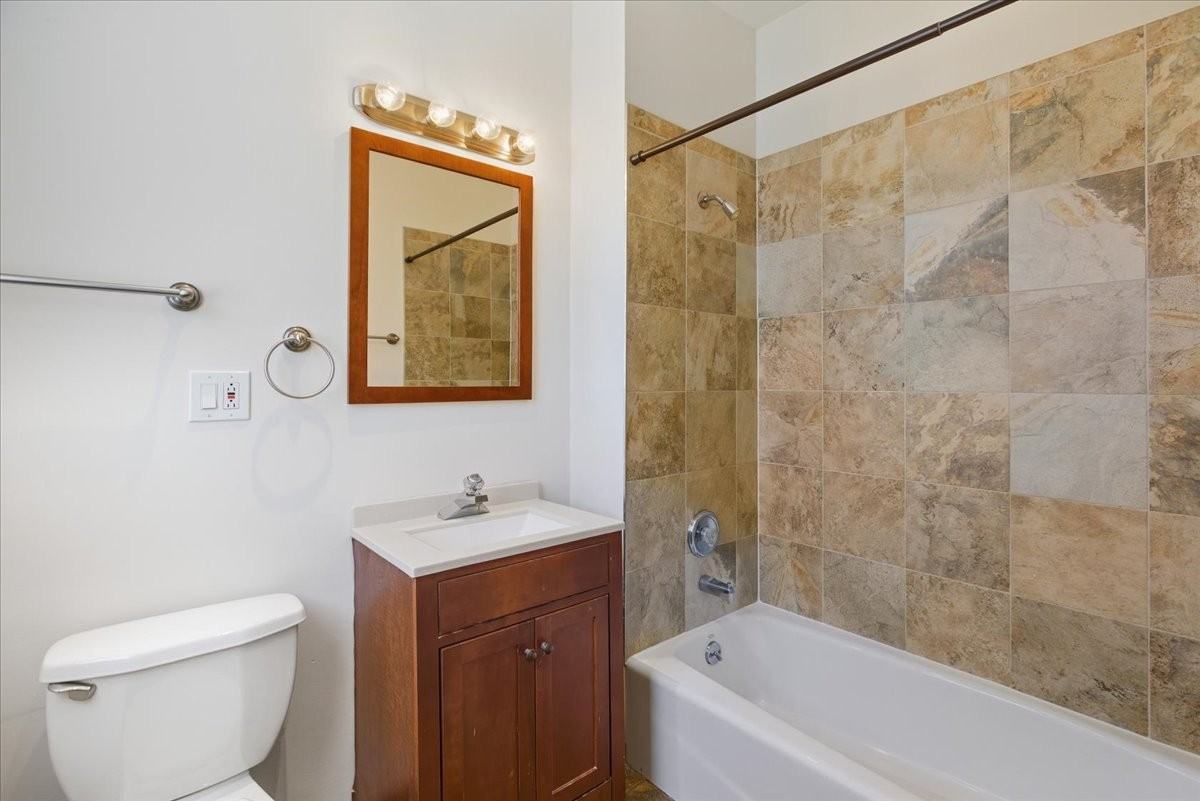 4643 N Rockwell St #2F - Photo 7 of 10