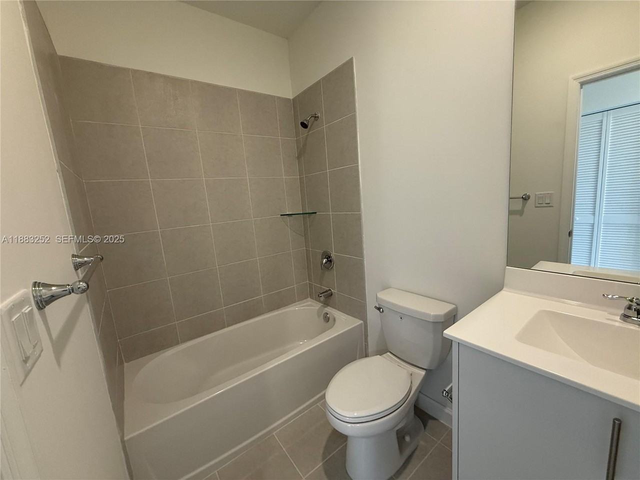 2844 Southeast 26th Street ##0 - Photo 4 of 14