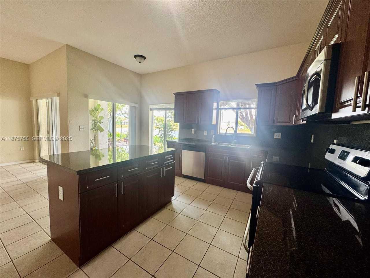 1980 Southeast 23rd Avenue - Photo 3 of 48