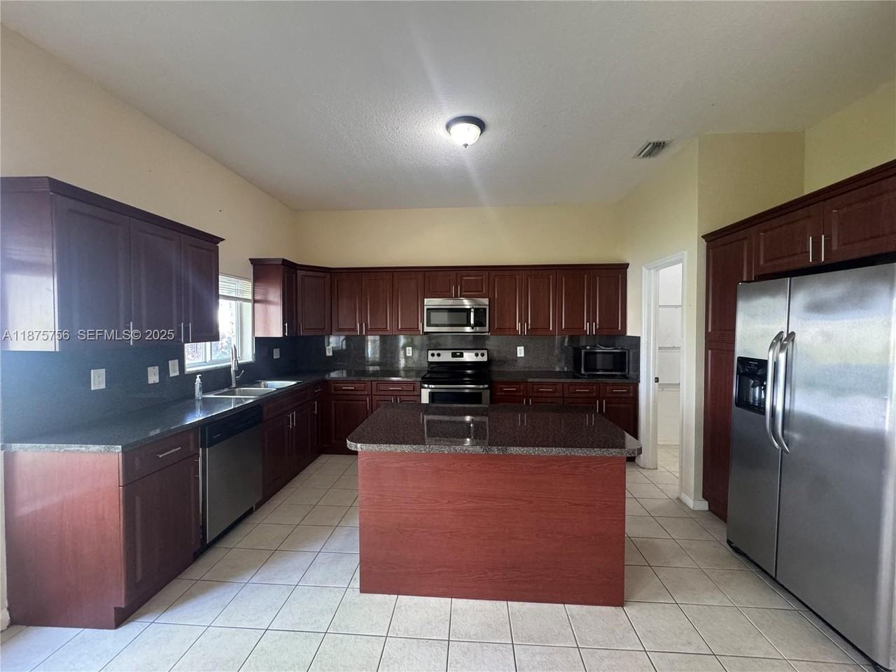 1980 Southeast 23rd Avenue - Photo 6 of 48