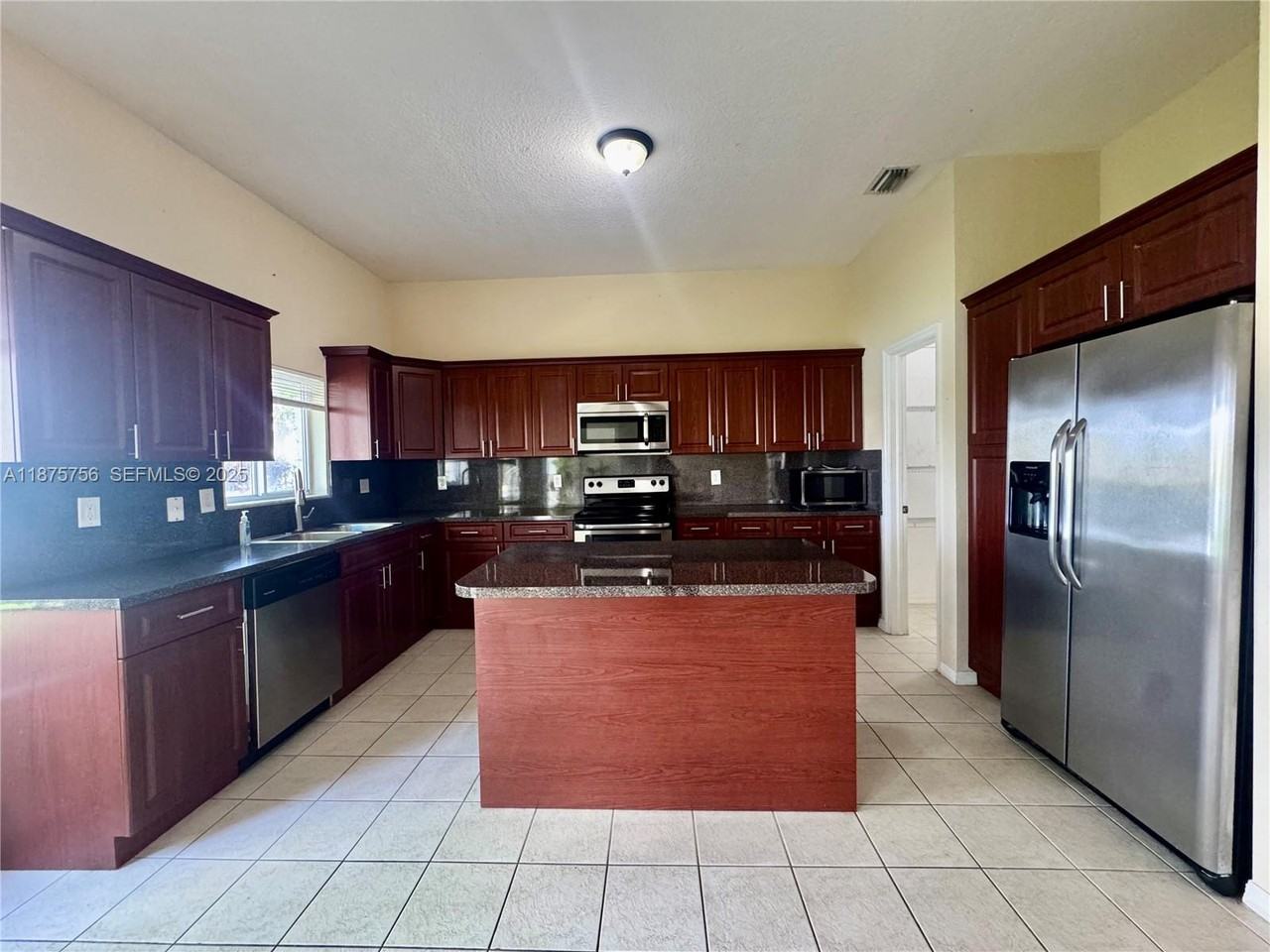 1980 Southeast 23rd Avenue - Photo 7 of 48