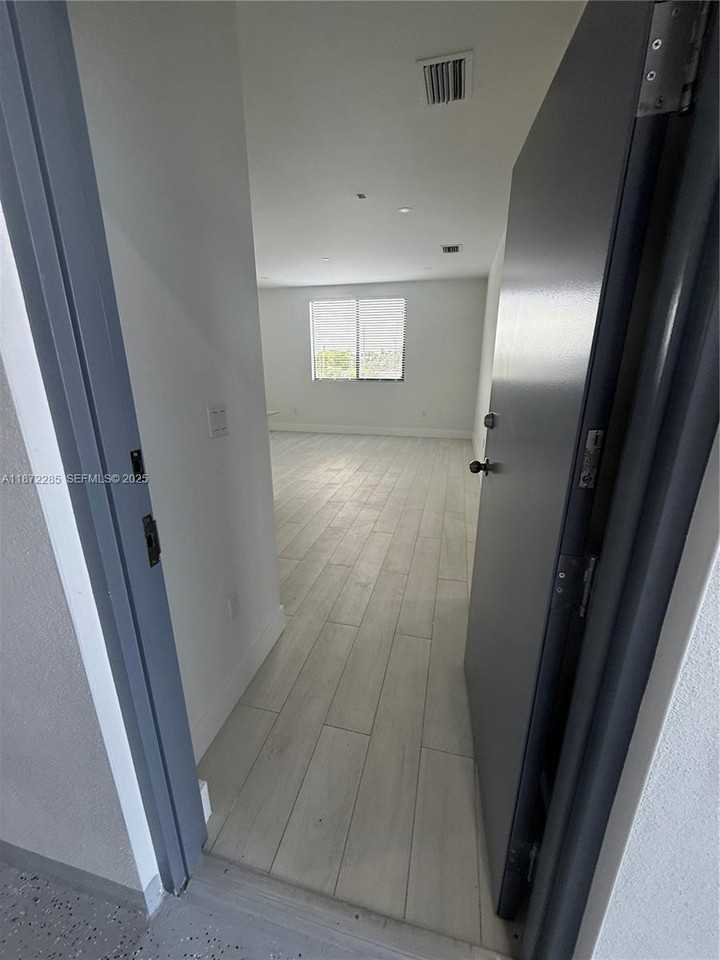1091 East 17th Street ##301 - Photo 2 of 26