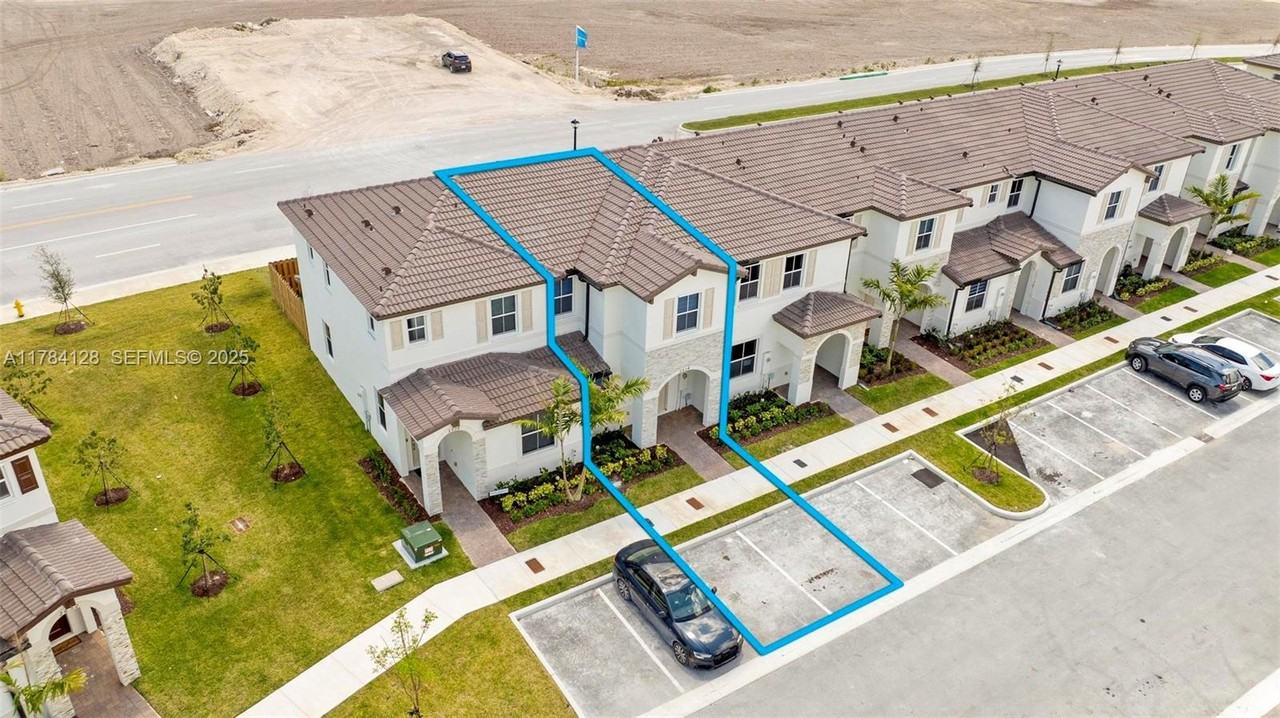 2634 Southeast 29th Street - Photo 2 of 22