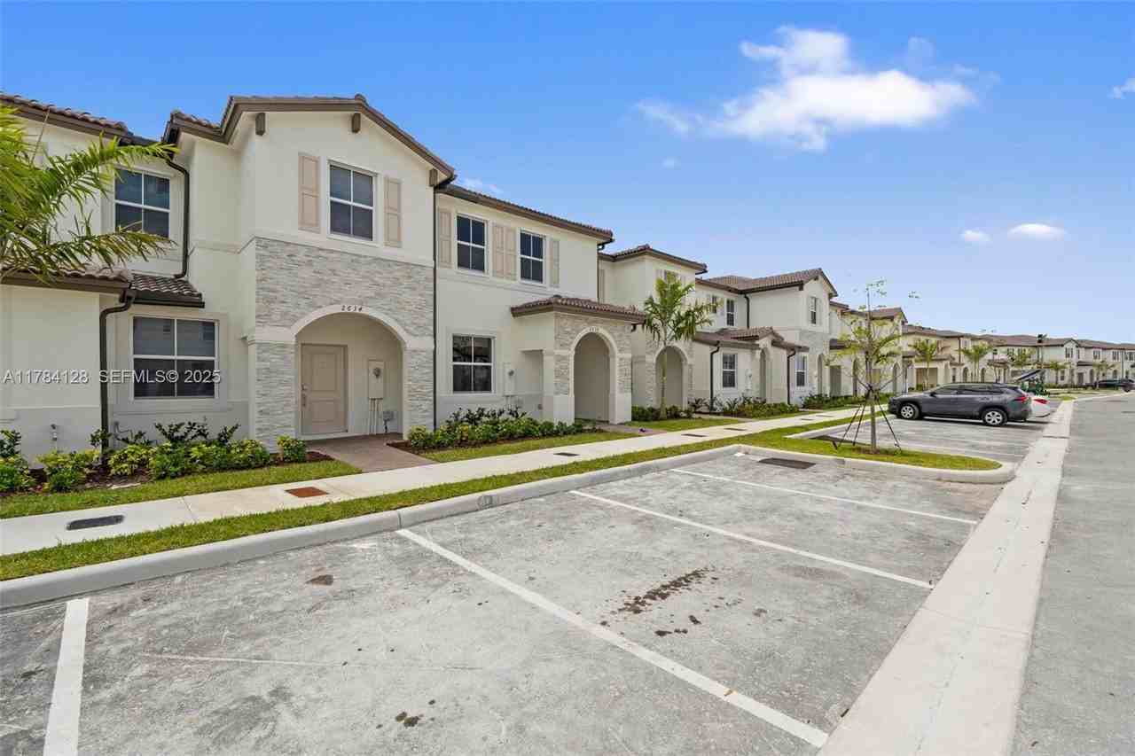 2634 Southeast 29th Street - Photo 4 of 22