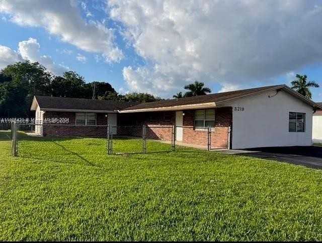 5219 Southwest 43rd Terrace ##1 - Photo 2 of 16