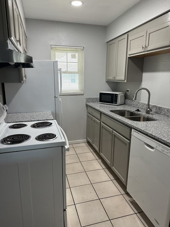 836 Sky Lake Cir #1 - Photo 6 of 22