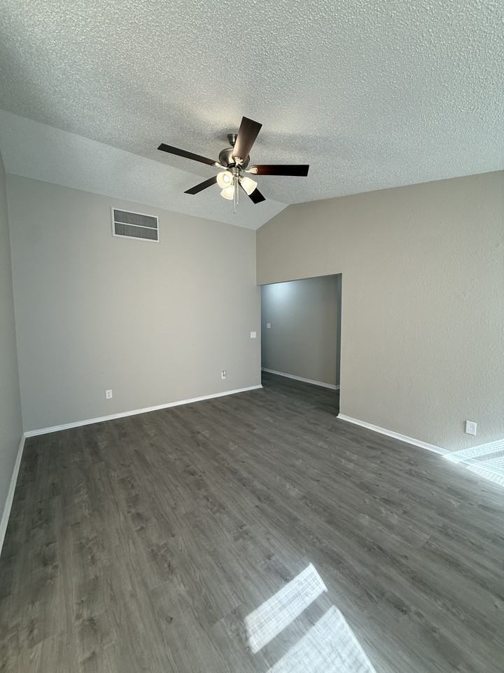 1720 Se 7th St - Photo 5 of 19