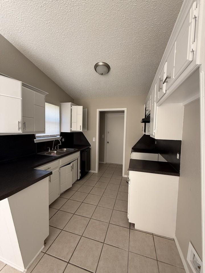 1720 Se 7th St - Photo 6 of 19