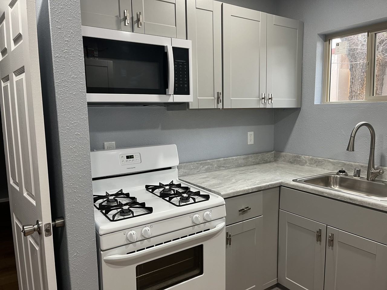 245 Solano Dr. Ne /Grand Ne - Photo 4 of 15