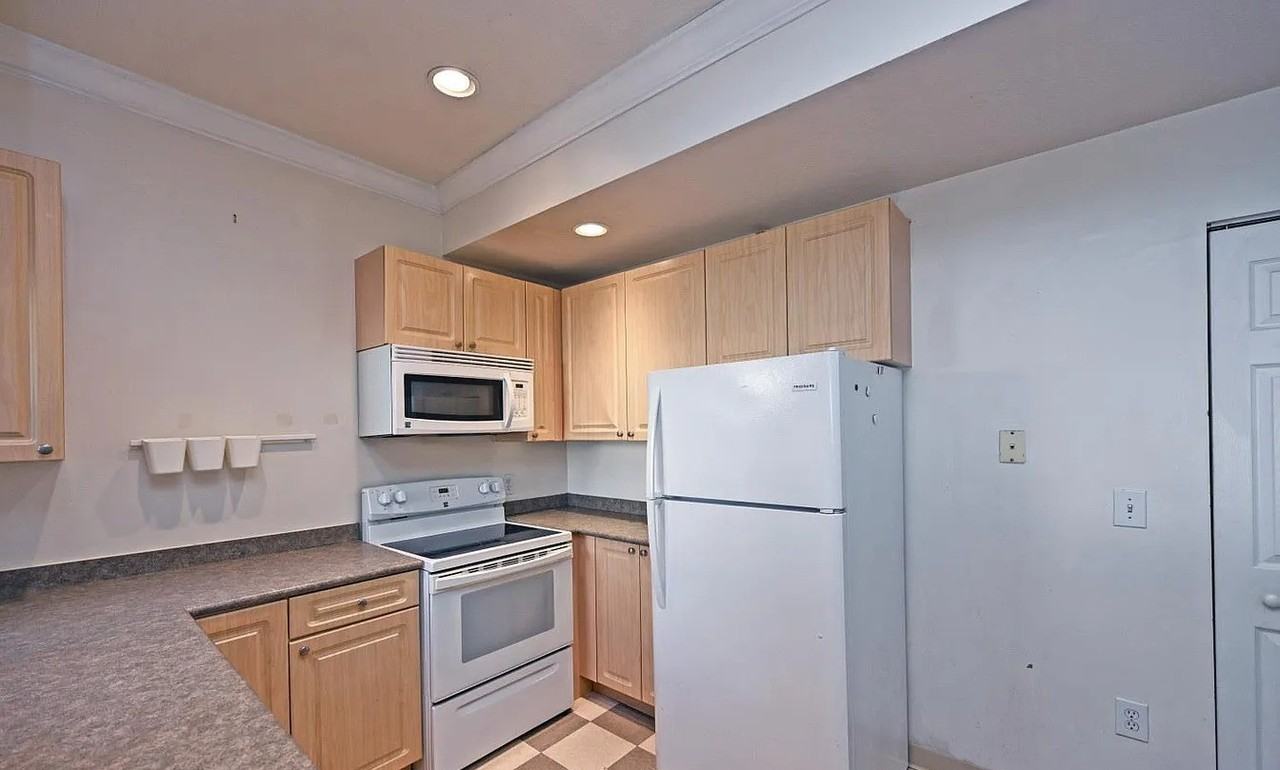 203 E University Ave - Photo 2 of 9