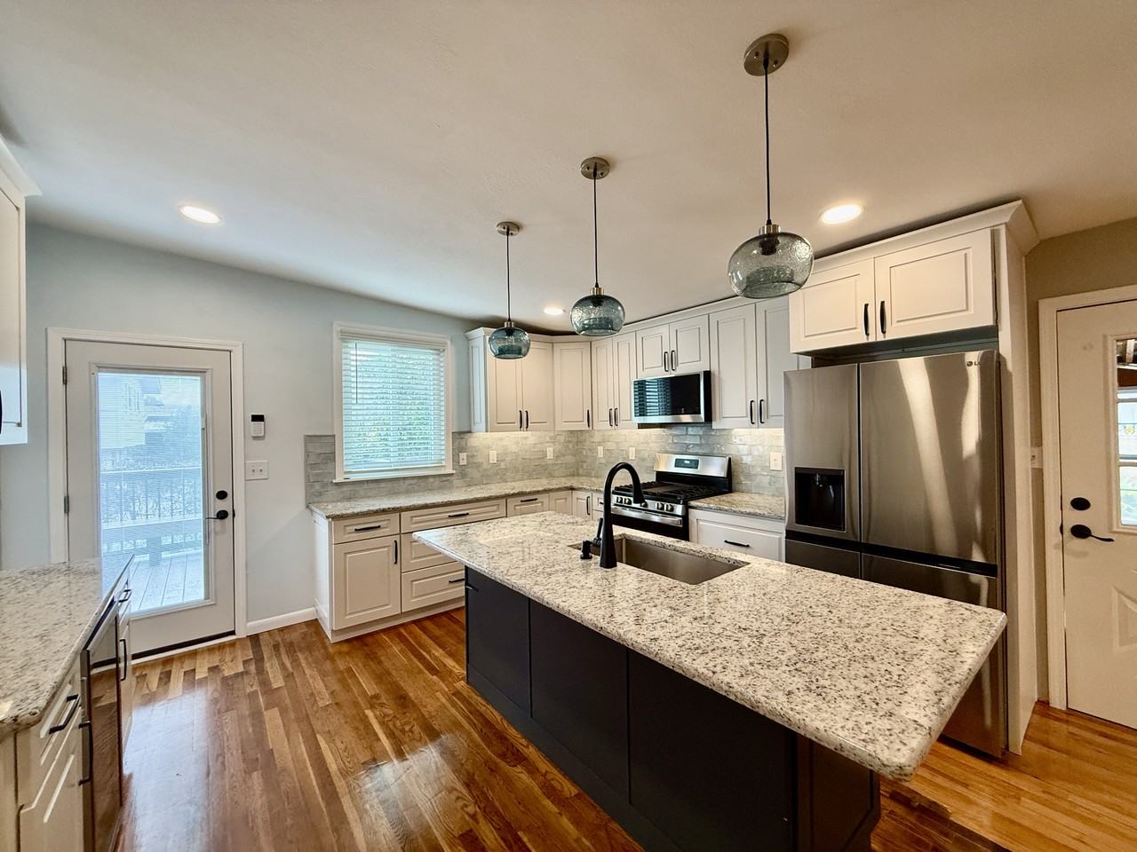 205 Fairpoint Dr - Photo 2 of 28