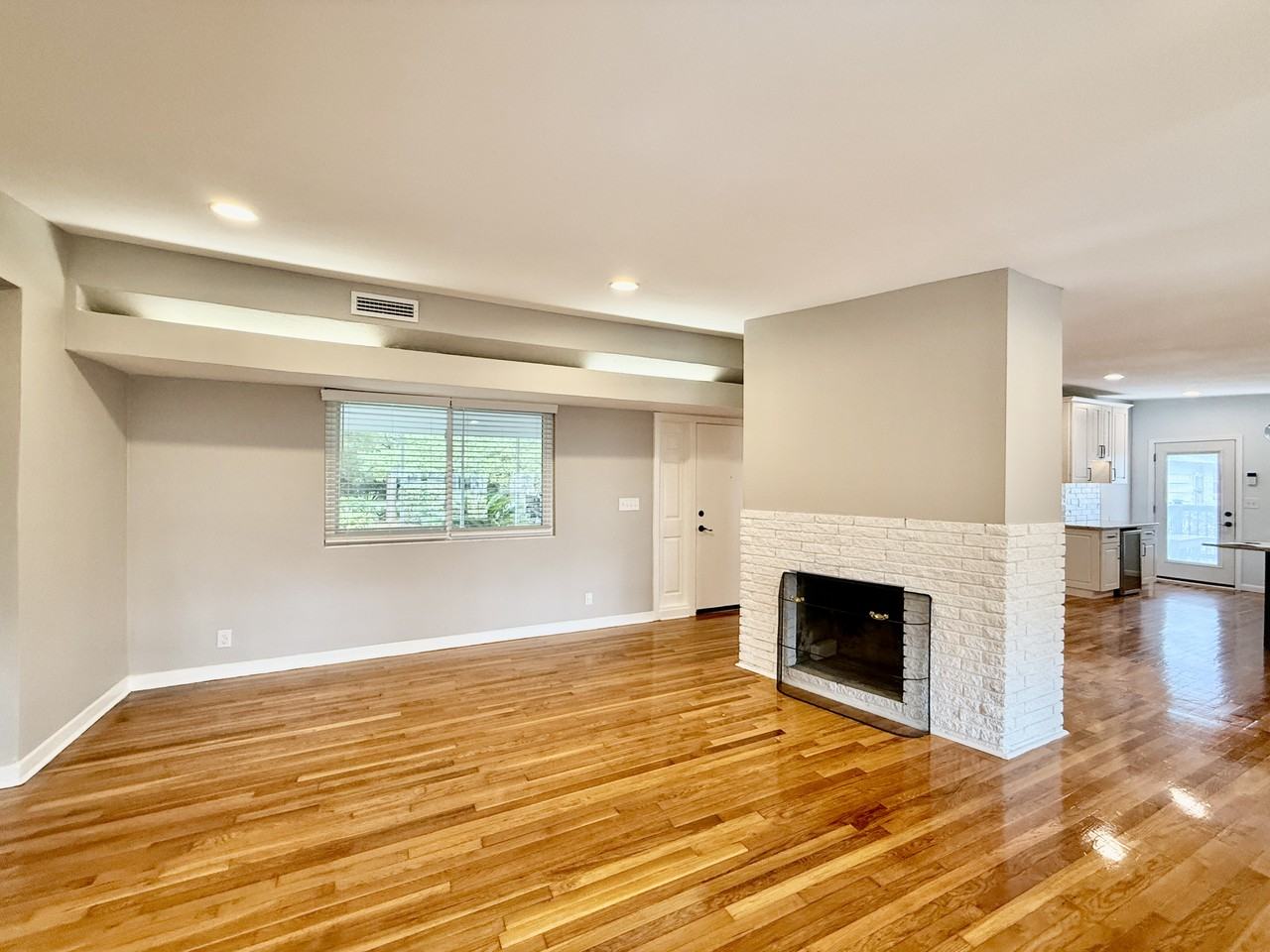 205 Fairpoint Dr - Photo 7 of 28