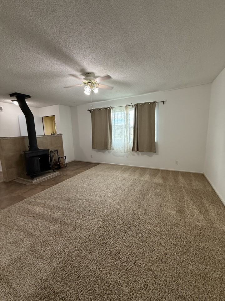 550 Mars Ave - Photo 2 of 20