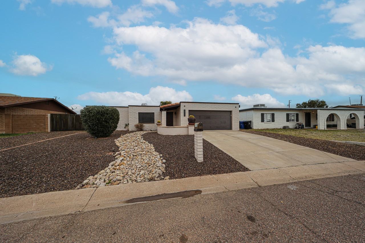 1713 W Oraibi Dr - Photo 3 of 45