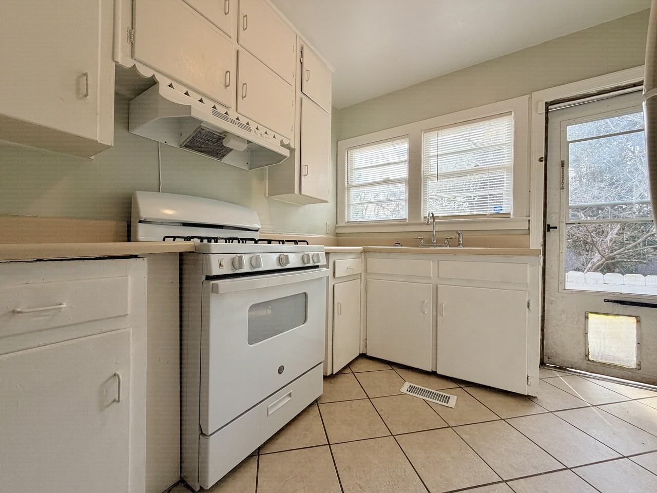 1651 Carter Ave - Photo 6 of 12