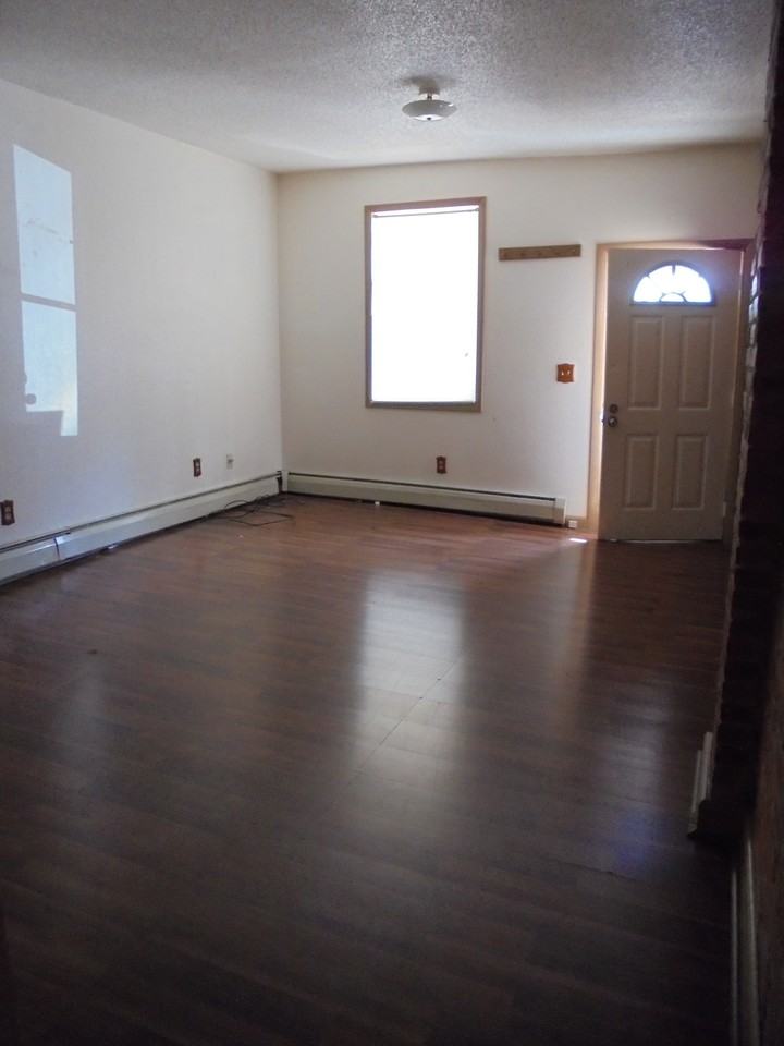 1420 Zarker St - Photo 3 of 11