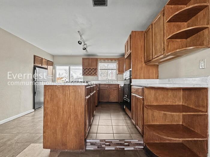 706 Uvalda St - Photo 3 of 30