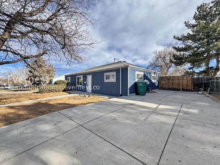 706 Uvalda St - Photo 2 of 30