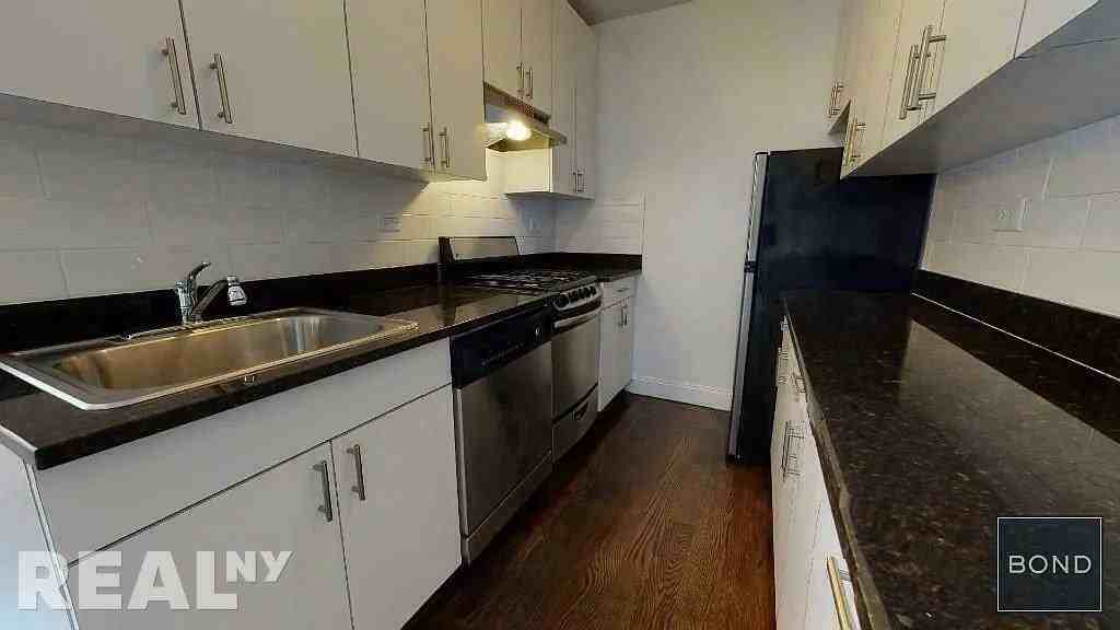 E 14th St #23 - Photo 3 of 7