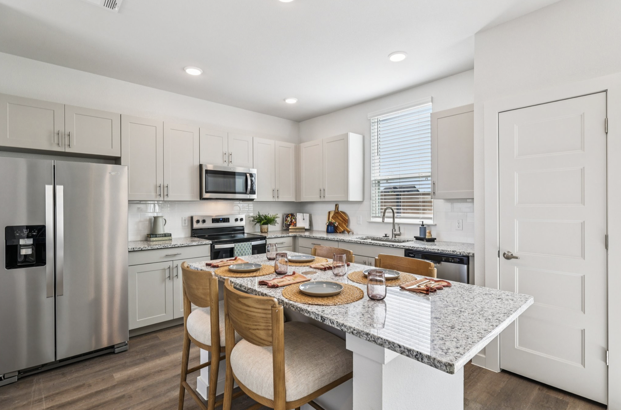 6012 Aviation Drive - Photo 7 of 20