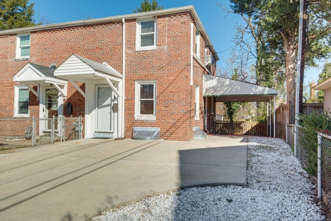 2430 S Oakland St #1385650P - Photo 3 of 24