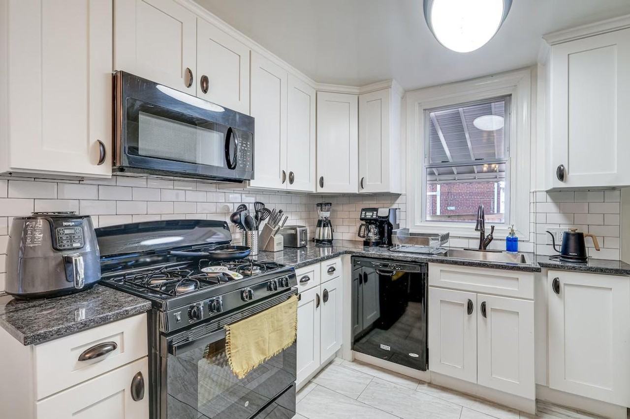 2430 S Oakland St #1385650P - Photo 6 of 24