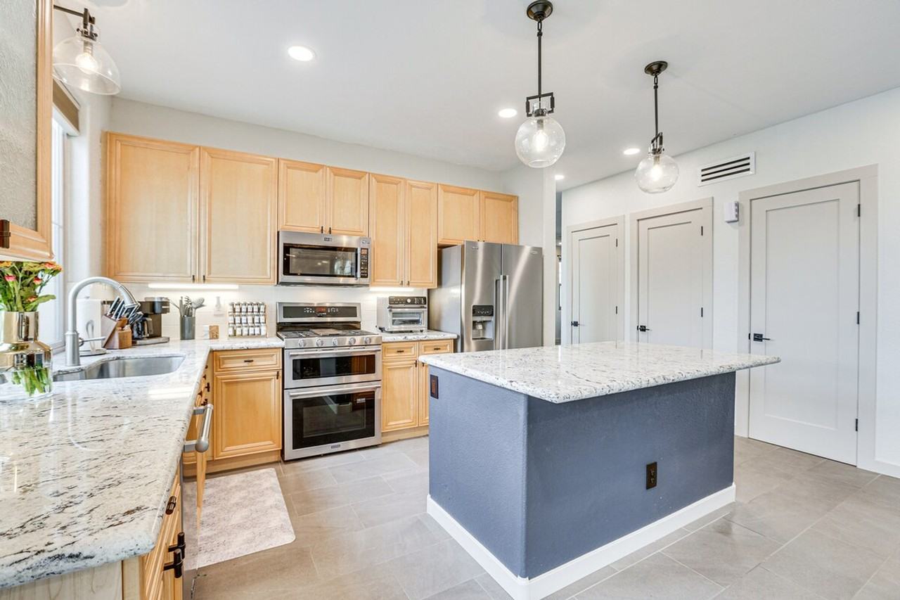 13716 W Cypress St #1385923P - Photo 6 of 31