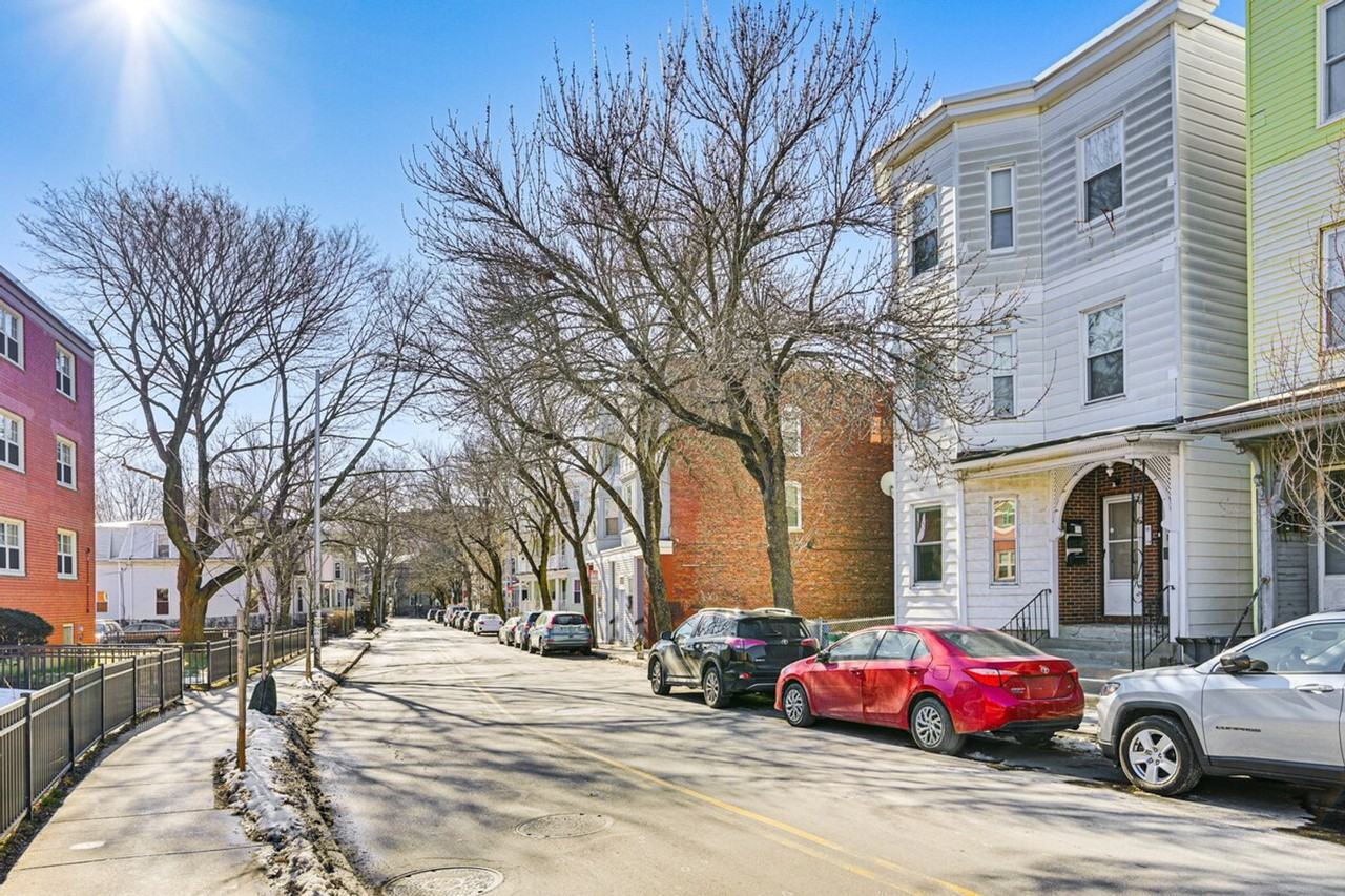 139141 Putnam Ave #1385916P - Photo 4 of 25