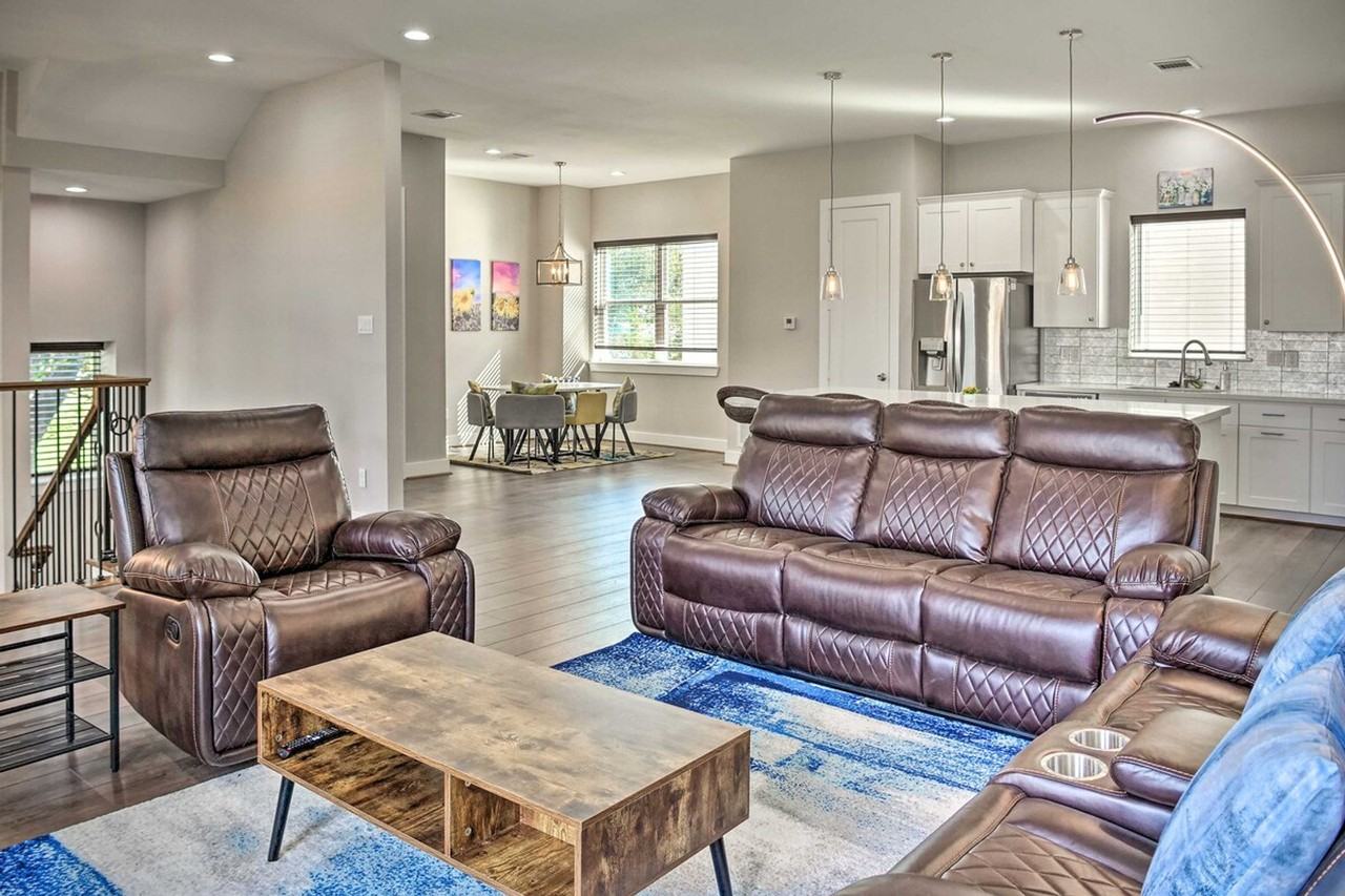 6403 Bowling Green St #1385674P - Photo 3 of 33