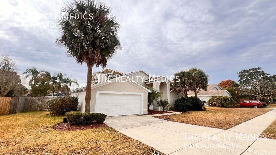 737 Lagoon Dr - Photo 4 of 39