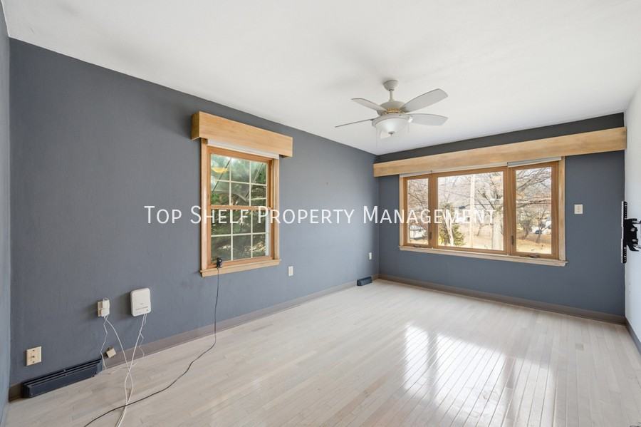 502 Lacona Ave - Photo 3 of 27