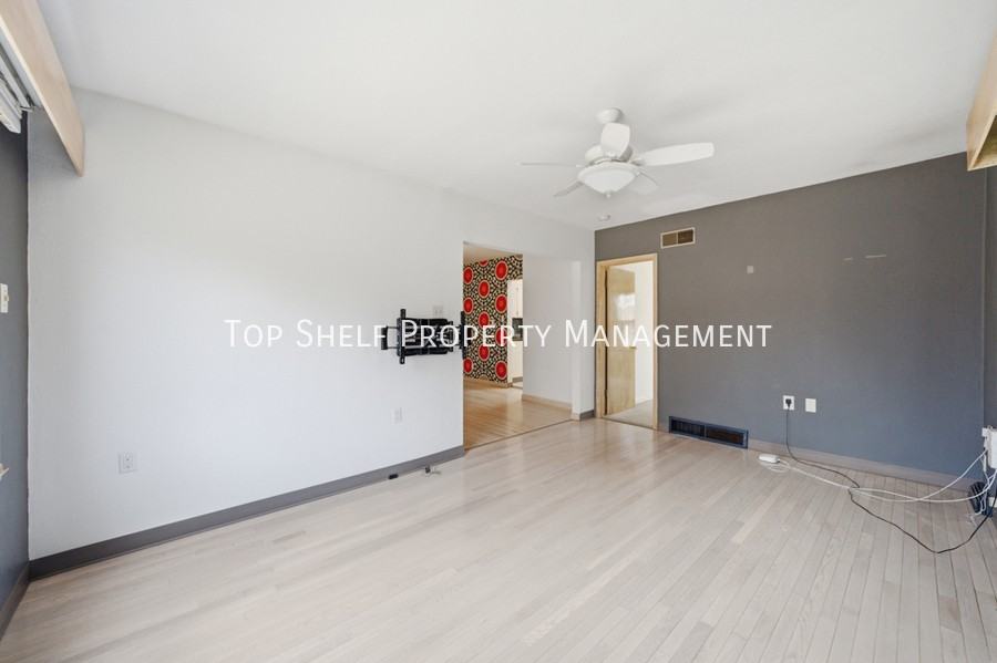 502 Lacona Ave - Photo 4 of 27