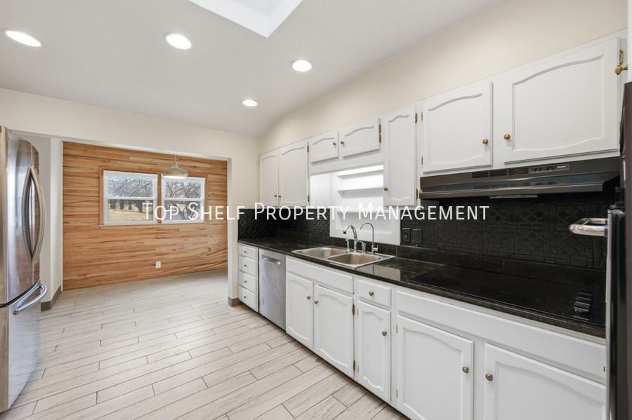 502 Lacona Ave - Photo 5 of 27