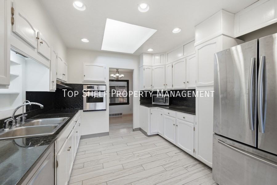 502 Lacona Ave - Photo 6 of 27