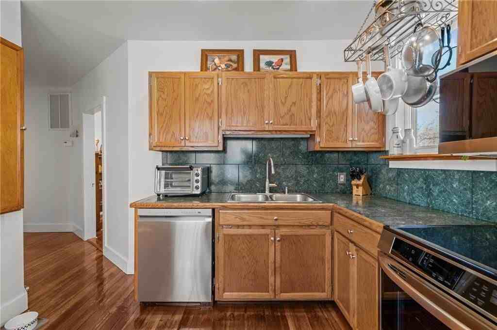 25 Peckham Ave - Photo 7 of 41